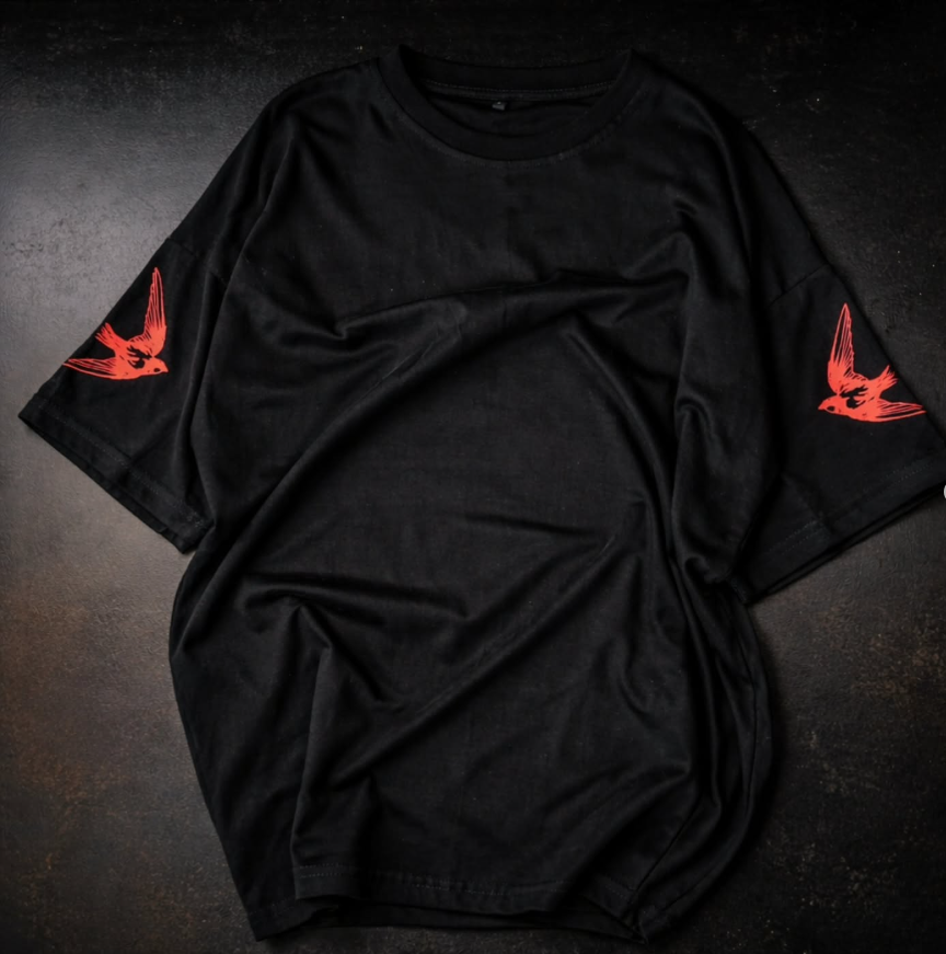 Remera Negra Streetwear Oversize con Detalles en Rojo – Algodón Premium 24/1